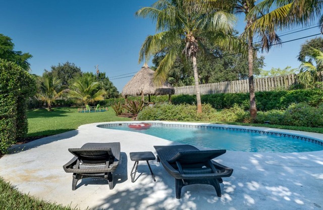 Exuberantes jardines, piscina climatizada, Tiki Bar, casa privada 2BR
