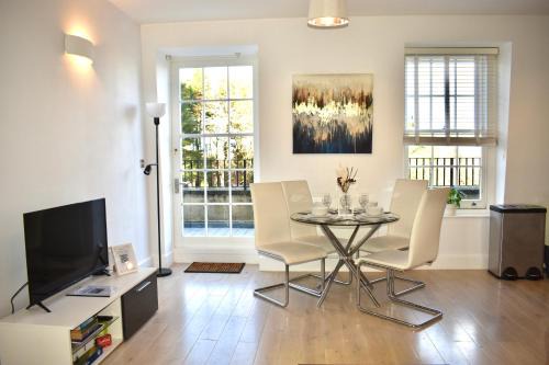 Lux 2-Bed Apt Central Location Balcony & Parking