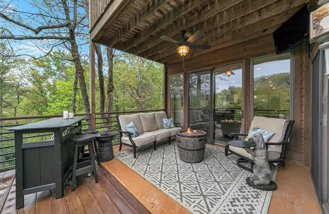 Lux 3Br Mtn Home with Incredible View of Falls and designer furnishings