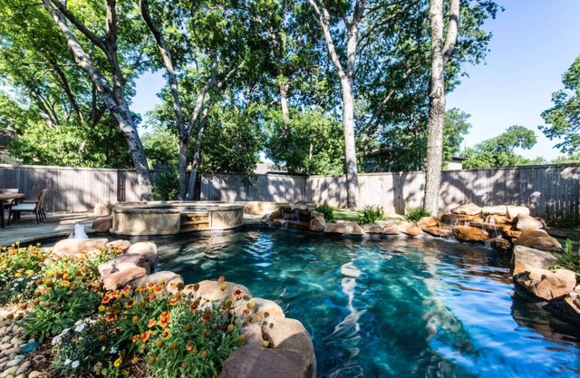 ¡CERCA DE TODO! OASIS DE PATIO TRASERO, PISCINA CLIMATIZADA Y SPA, COCINA AL AIRE LIBRE / CHIMENEA DE BAR