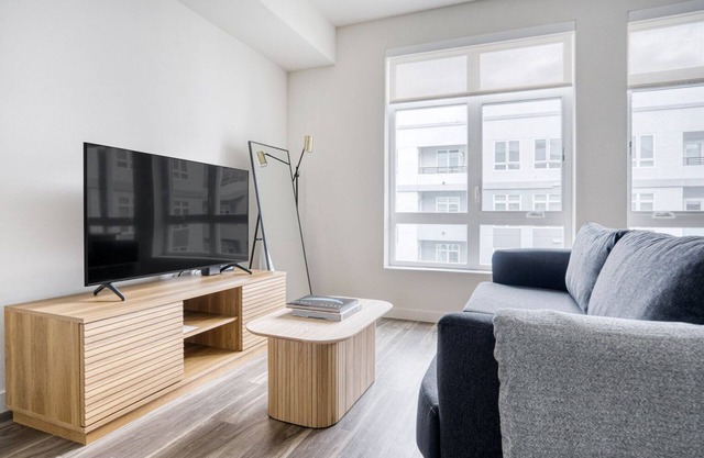 Lux Oakland Studio w/ Gym, Pool & AC, 2 min walk to Target, by Blueground