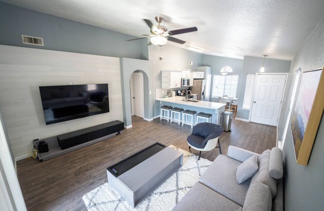 Lux Remodeled - 75" TV - Cozy King/Queen Beds