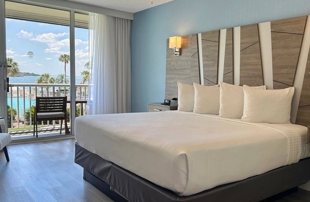 Lux unit w/ balcony - Steps to Downtown Attractions, Dining Scene & Beach Access