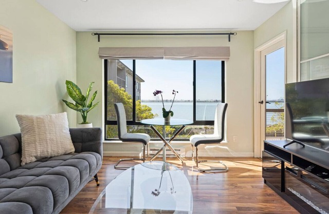 Panoramic Water view, modern & Luxurious Condo with balcony Near San Francisco