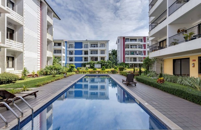 Luxe 1bhk w Pool Sauna 1km to the Beach