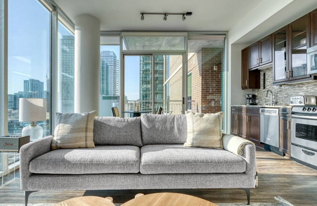 Luxe Downtown 1BR w/ Gym, Deck & W/D, walk to 6th St bars, by Blueground