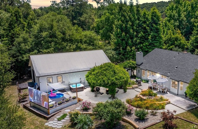 Luxe Designer French Country Retreat, Outdoor movies, plunge pool, game rm, EV!