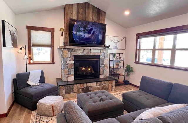 Luxe: Glacier Haus adventure base, hot tub!