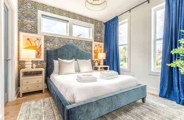 Luxe Group Stay With Hot Tub Rooftop Lounge