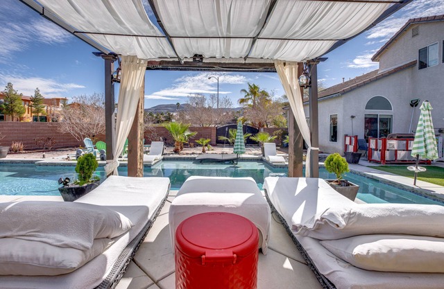 Luxe Henderson Retreat w/ Pool - 13 Mi to Strip!