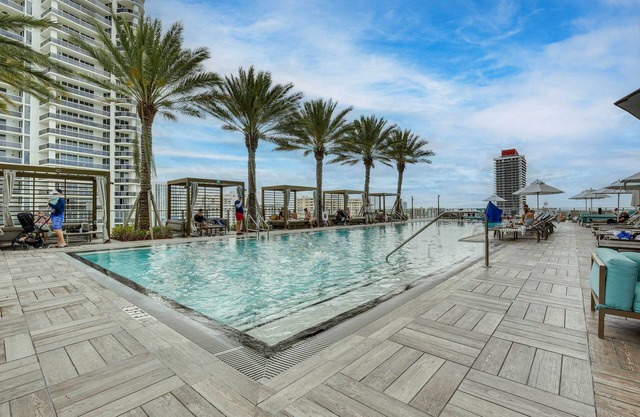 Luxe Hollywood Condo: Resort Perks + Beach Access!