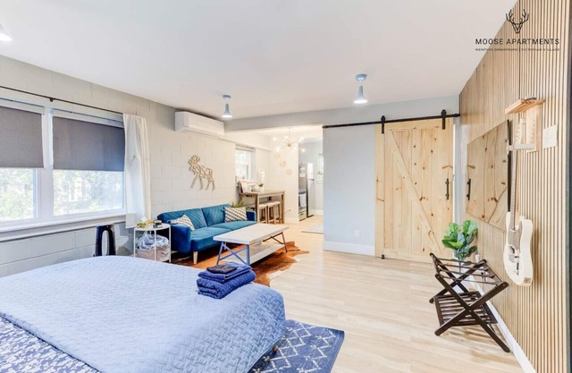 Luxe Loft w/View - King Bed & FREE Parking