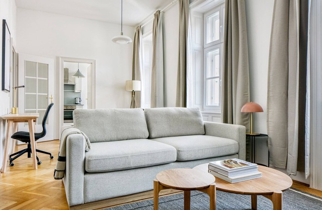 Luxe Neubau Studio w/ Elevator, near shops, Metro U3, U6, by Blueground