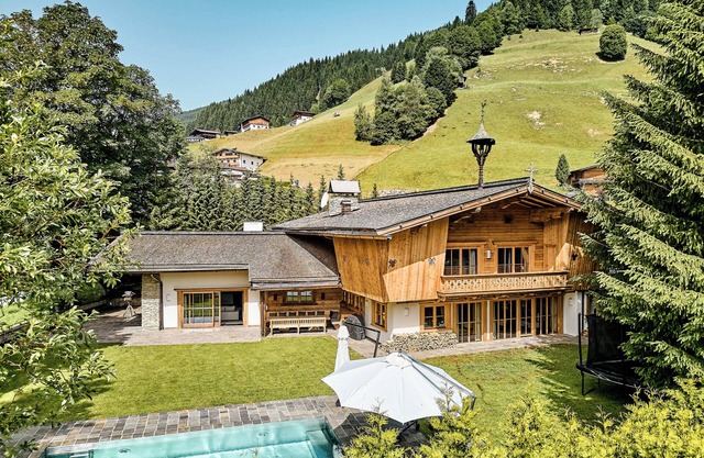 Luxe Ski Chalet - Private Pool, Sauna, Home Theater, Game Room, Panoramic Views
