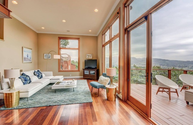 Luxe, Spacious, Stunning Views + Large Guest House 4 Bedroom Home by Redawning