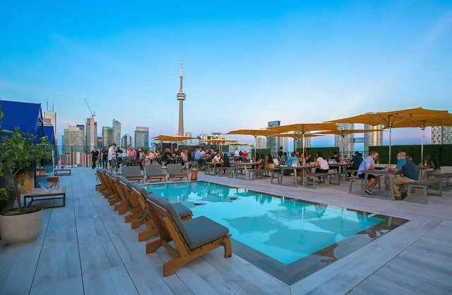 Luxe Urban Nest @ King & Bathurst with Heated Balcony