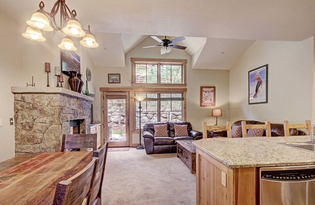 Luxe Winter - 2br - Stroll To Gondolas + Downtown 2 Bedroom Townhouse by RedAwning