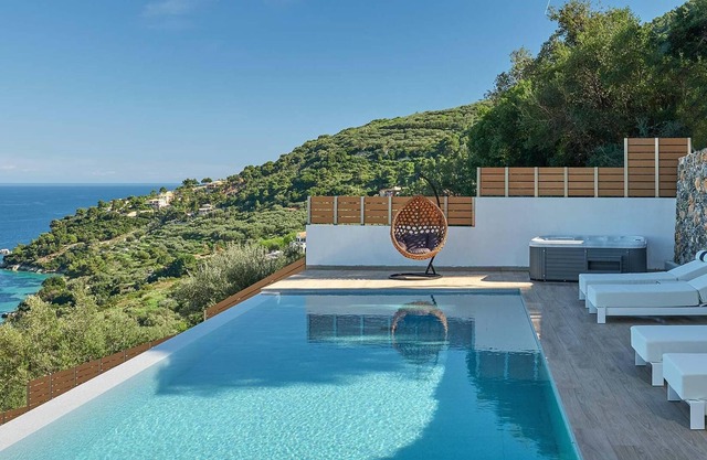 1 dormitorio, vistas impresionantes, piscina infinita privada, bañera de hidromasaje, a 850 m de la playa, aire acondicionado y WiFi gratuitos.