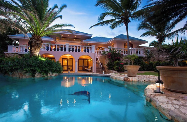 Luxurious 10-bedroom villa with WiFi and AC in amazing George Hill