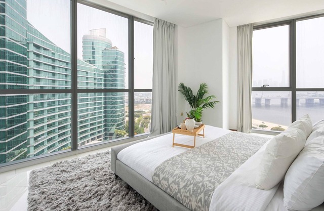 Luxurious 2BR w/ Amazing Dubai Creek Views!