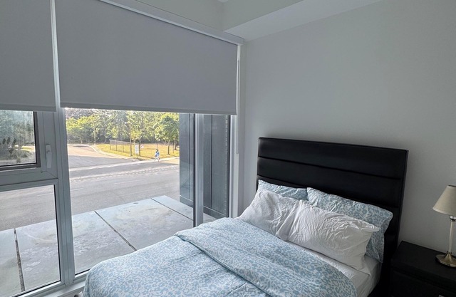 New Charming 3 bedroom condo with parking in vibrant Mississauga. Square 1 Area