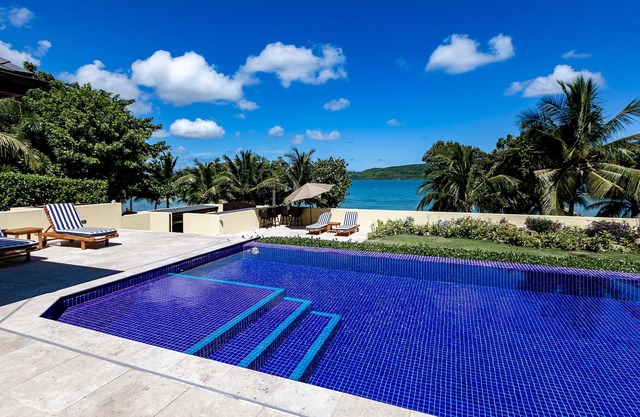 Lujosa villa de 4 dormitorios frente al mar, piscina privada, cerca del puerto inglés
