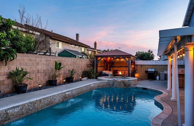 Luxurious 4BR Pool House with 2 Master Suites, Near Disney!