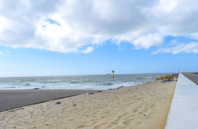 Luxurious 5-person holiday apartment in Cadzand only 200 yards from the beach