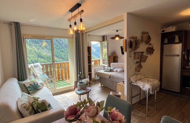 Luxurious 2-room apartment sleeps 4 in resort center/ 50m from slopes / walking distance to amenities