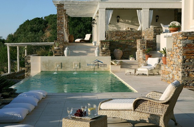 Lujosa villa de 700 metros cuadrados con piscina y una impresionante vista al mar.