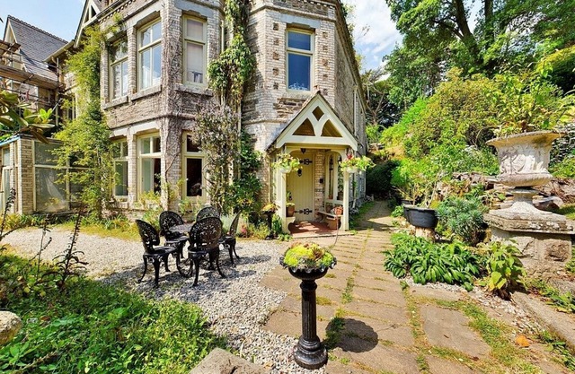 Luxurious Apartment in Historic Mansion - Sleeps 7