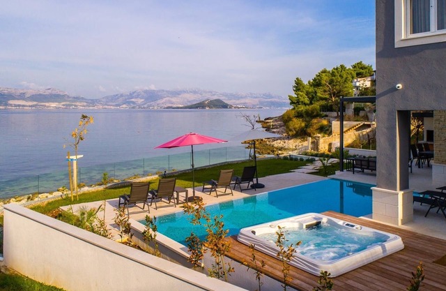 Lujosa villa frente al mar Paradise con piscina y jacuzzi EOS-CROACIA