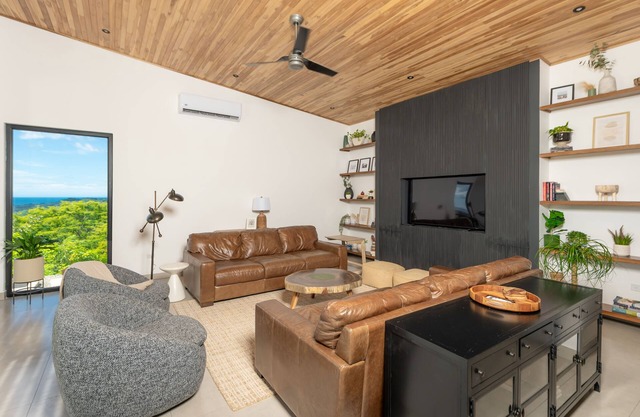 Lujosa Nueva Casa con Vista del Mar y Atardaceres