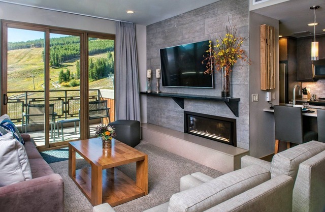 Luxurious Cozy Lodge in BEAUTIFUL Breckenridge with SKI IN/ SKI OUT Access!