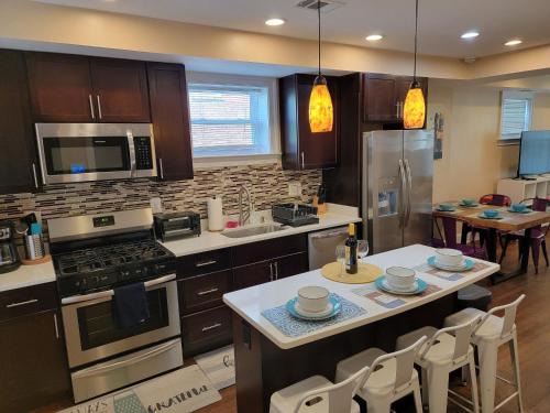 Luxurious DC Townhome ideal for Large Families plus Free Parking