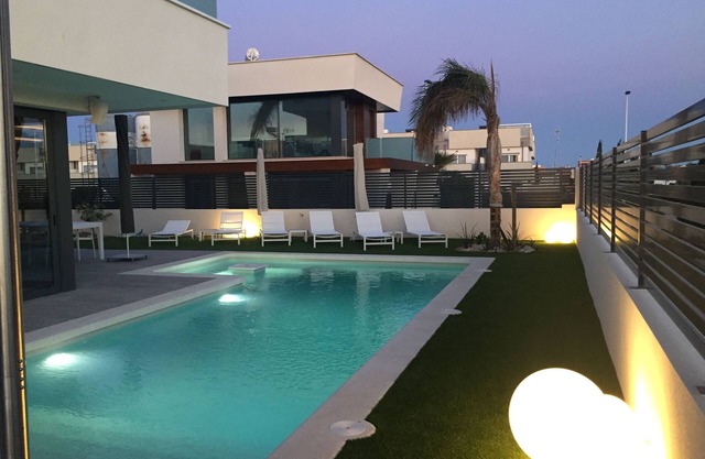 Disfrute de lujo a poca distancia del mar, incluyendo piscina privada y jacuzzi.