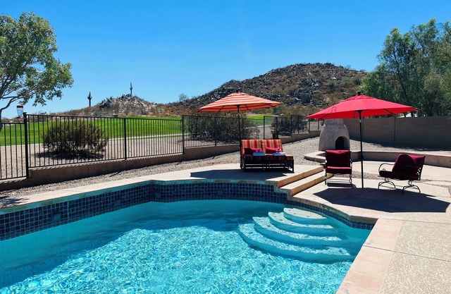 Hermoso Desert Home Backing en el hoyo 10 en Johnson Ranch Golf Club