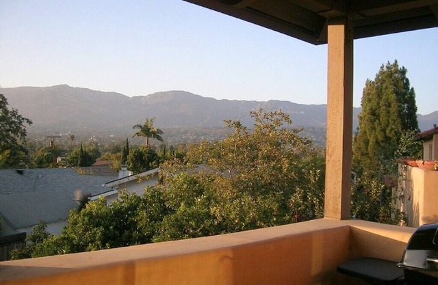 Casita de invitados de lujo con impresionantes vistas de la ciudad y la montaña