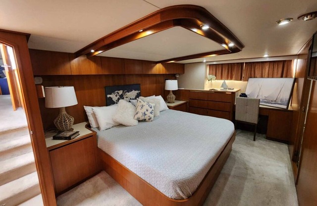Spacious 6-bedroom 6-bathroom yacht in beautiful Gulfport!!