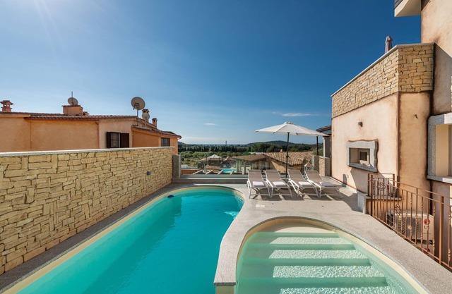 Lujosa casa con piscina, terraza, Wi-Fi y aire acondicionado; Estacionamiento disponible; Mascotas pequeñas permitidas