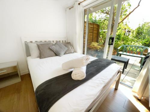 Luxurious House near Excel- Air Conditioning, 9 Beds, 2 Baths, Garden, fast WiFi