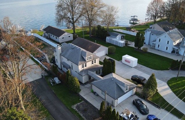 Luxurious Lakefront Retreat