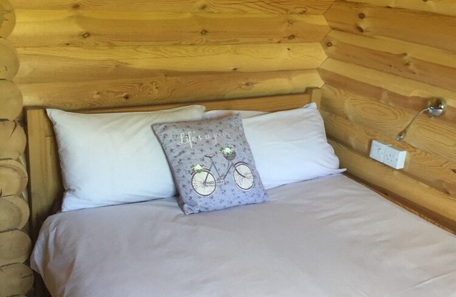 Luxurious Log cabin with hot tub- Whitfield
