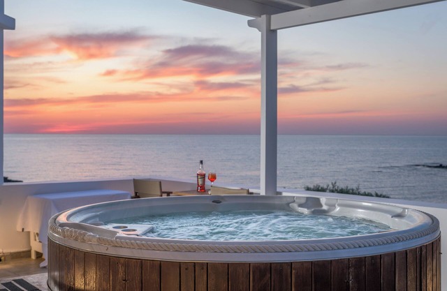 Lujosa villa frente al mar con una puesta de sol única y jacuzzi