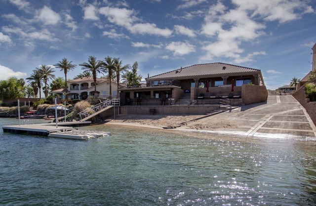 Lujosa casa frente al río con playa privada y bar frente al mar