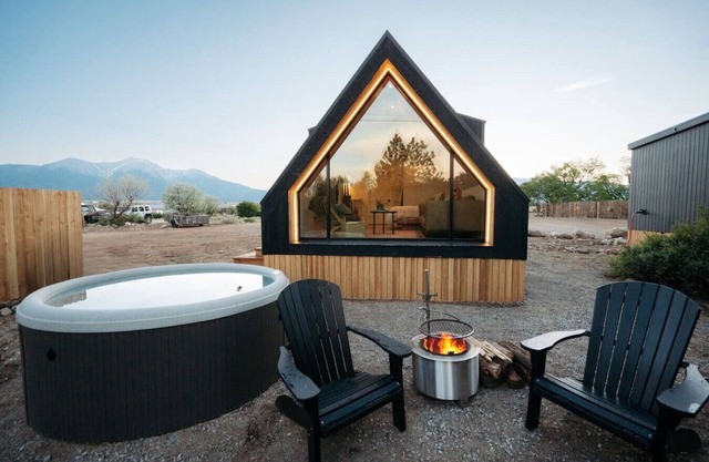 Luxurious, Riverside Chalet! Romantic Mountain Views