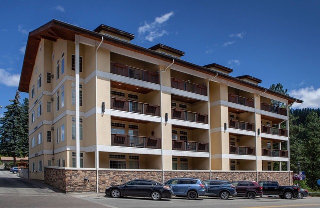 Lujoso condominio Penthouse de dos pisos con patio privado y espectaculares vistas al monte