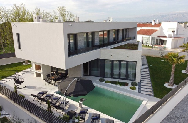 Luxurious Villa 034 with heated pool