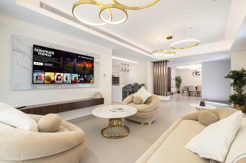 Luxurious Villa, Private Pool and Garden, Dubai