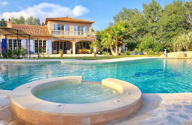 Disfruta de esta hermosa villa con piscina infinita y jacuzzi, que incluye un gran jardín
